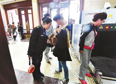 北京兩大火車站售票廳昨日啟動(dòng)安檢機(jī)檢測(cè)程序[圖]