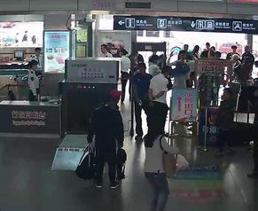推到安檢門