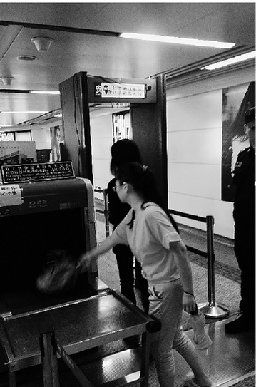 夏天小偷頻出沒，地鐵站裝上安檢門