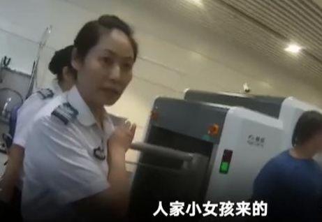 男子于火車(chē)站安檢門(mén)通道猥褻女安檢員[圖]-2.jpg