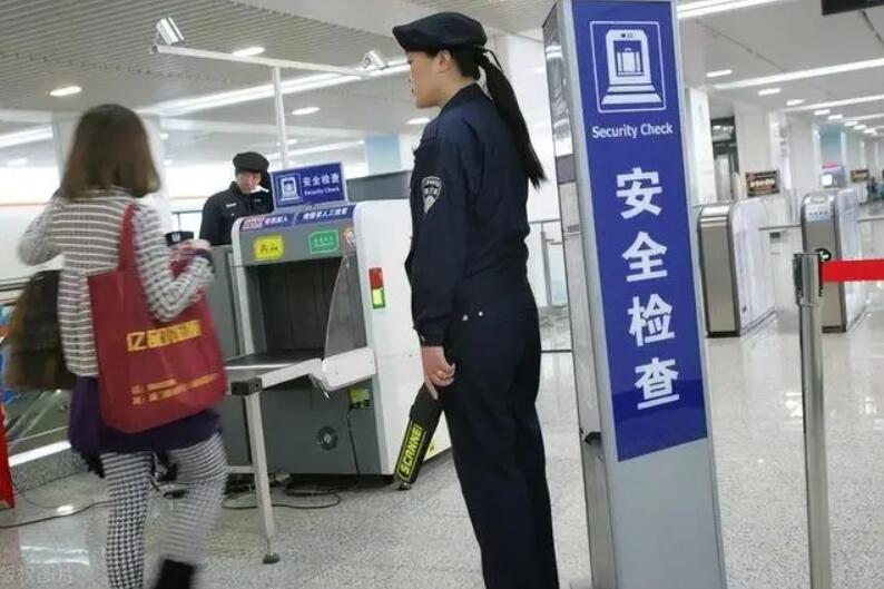 女性進(jìn)入安檢門(mén)通道時(shí)，安檢員會(huì)感到尷尬嗎？過(guò)安檢的注意事項(xiàng)-1.jpg